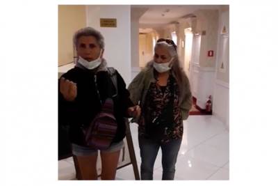 Охранник "отморозился": в Киеве таксист толкнул и ударил пожилую иностранку возле отеля