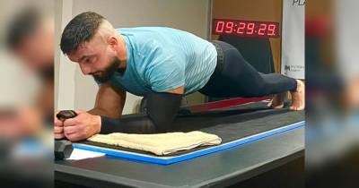 Світовий рекорд: австралієць простояв в позі планки дев'ять з половиною годин — відео