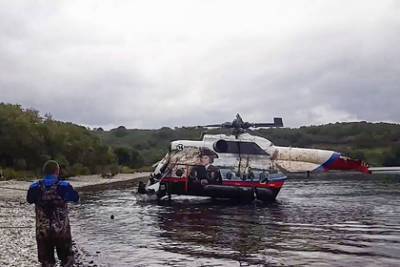 Упавший на Камчатке вертолет Ми-8 вытащили на берег