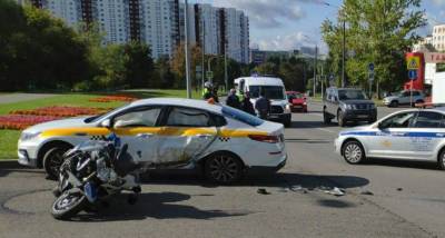 В Москве таксист сбил ехавшего по встречке сотрудника ДПС на мотоцикле