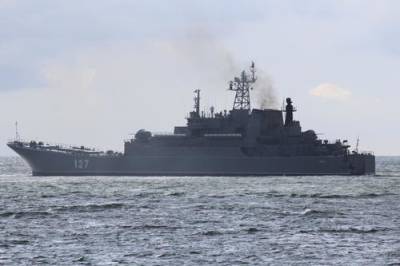Морпехи СФ отработали погрузку техники на БДК в порту Балтийского моря
