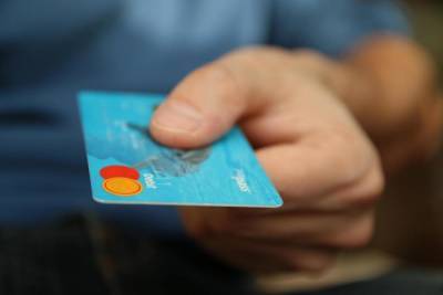 В Холм-Жирковском районе мужчина нашел потерянную кредитку и отправился с ней по магазинам