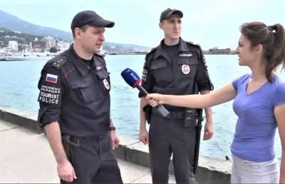В Крыму туристка без одежды напала на полицейских - детали