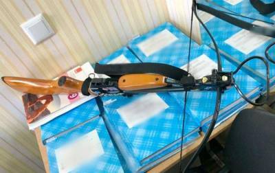 В Полтаве девушка устроила стрельбу из арбалета в школе: есть раненые