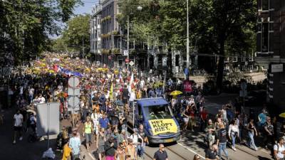 Тысячи человек вышли в Амстердаме на акцию протеста против коронавирусных мер