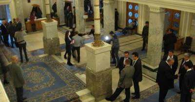 Журналистам разрешили общаться с депутатами в кулуарах Рады