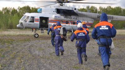 Упавший в Курильское озеро вертолёт Ми-8 подняли на берег