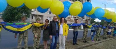 Из Авдеевки в небо над оккупированным Донецком запустили огромный флаг Украины (фото)
