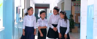 Узбекистанским школьницам разрешили носить платки и тюбетейки со школьной формой
