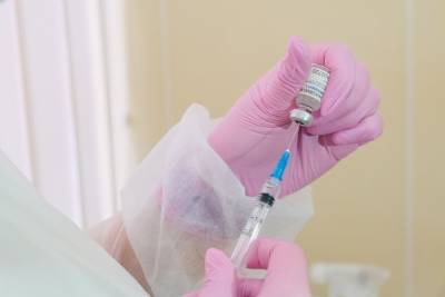 Андрей Бочаров поручил провести вакцинацию волгоградцев от гриппа
