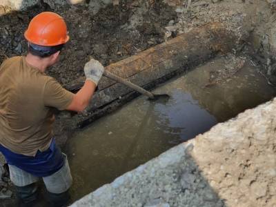 В Екатеринбурге под землей нашли 100-летнюю канализационную трубу из дерева
