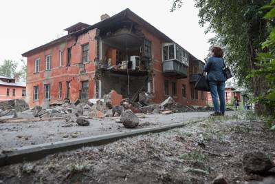 Жители челябинского дома, где рухнула стена, пожаловались Текслеру на бюрократию