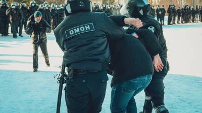 Петербуржца отправили в колонию-поселение за нападение на силовика на акции протеста