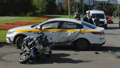 В Москве столкнулись машина такси и полицейский мотоцикл