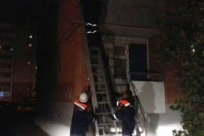 В Пензе спасатели сняли мужчину с газовой трубы дома