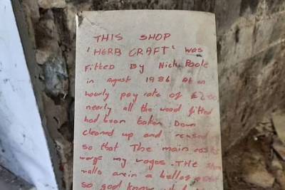 Мужчина нашел в стене мрачную записку от строителя сорокалетней давности