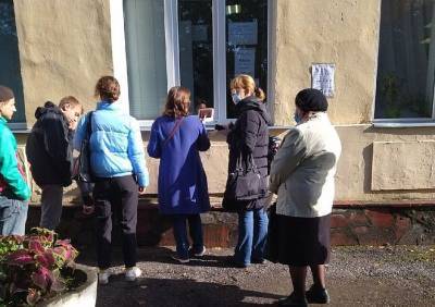В рязанской поликлинике пациенты вынуждены обращаться в регистратуру через окно на улице