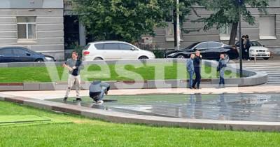 Уже ремонтируют: в Киеве вновь сломался сухой фонтан (фото, видео)