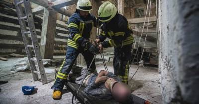 На речном вокзале в Киеве ремонтник свалился в подвал, но остался жив (ФОТО)