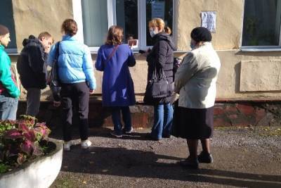 Рязанцы вынуждены обращаться в регистратуру поликлиники №4 через окно на улице