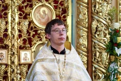 Священника, который попросил патриарха раскрыть доходы, запретили к служению