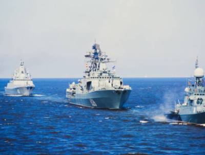 Военные корабли СФ обеспечили безопасность объектов экономической деятельности
