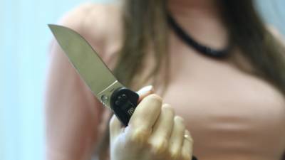 Учительница из ревности ударила ножом 17-летнего возлюбленного в Татарстане