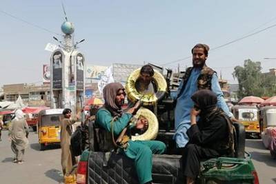 Талибы возили мужчину по городу с шинами на шее за кражу