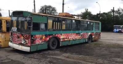 Платят 4 тыс. рублей с задержкой на 8 месяцев: Сотрудники троллейбусного депо в оккупированном Краснодоне жалуются на задержку зарплат