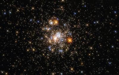 Hubble показал шарообразное скопление звезд в созвездии Стрелец - korrespondent.net - Украина