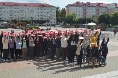 В Гродно прошел флешмоб, приуроченный к 100-летию Красного Креста