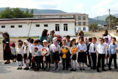 Школу в Дагестане проверят после жалоб на введение обязательного ношения девочками платков