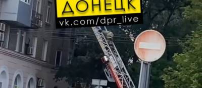 В оккупированном Донецке тушили пожар в многоквартирном доме: есть пострадавший (видео)
