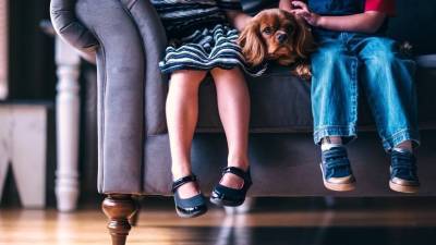 Психолог Наумова рассказала, почему родителям нежелательно надолго уезжать от детей