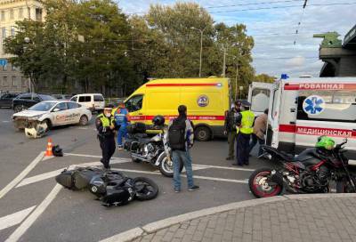 Жуткая авария с участием мотоциклиста произошла неподалеку от станции метро "Черная речка"