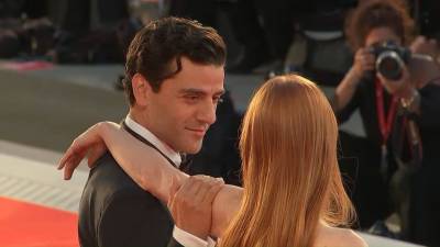 Оскар Айзек поцеловал руку Джессики Честейн на Венецианским кинофестивале и мира