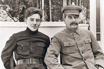 И.В.Сталин - Почему Сталин советовал своему сыну сбежать из СССР - russian7.ru