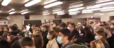 Одну из станций метро Киева сковала огромная очередь