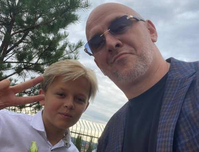 "Папа вам не мама": Потап с сыном похвастались солнечным фото из бассейна