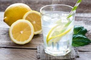 Врач шокировал: миф о пользе воды с лимоном развеян