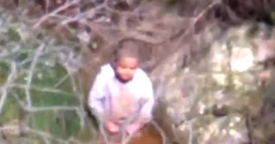 Сбежавшего из дома мальчика нашли пьющим воду из ручья