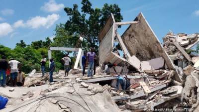 Число жертв землетрясения на Гаити превысило 2200 человек