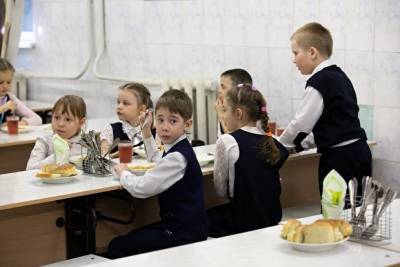 Роспотребнадзор запретил кормить школьников колбасой, блинами и макаронами по-флотски