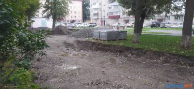 Жители двора в Южно-Сахалинске ходят по грязи из-за неспешного ремонта