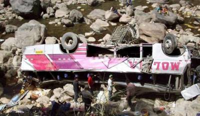 Более 20 человек погибли в результате падения автобуса в овраг в Боливии