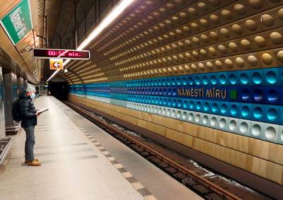Чудо в пражском метро: мужчина бросился под поезд, встал и ушел