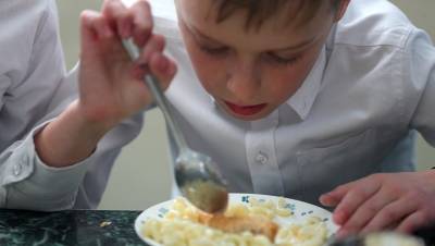 Роспотребнадзор запретил кормить школьников колбасой и блинами