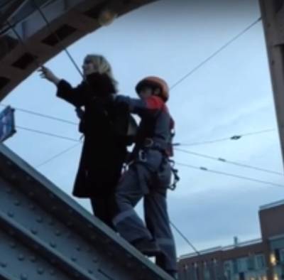 Спасатели сняли с арочного пролета Большеохтинского моста влюбленную пару