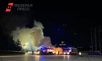 На набережной Новосибирска сгорел пункт проката электросамокатов