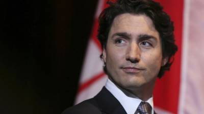 Антипрививочники закидали канадского премьер-министра Трюдо щебнем